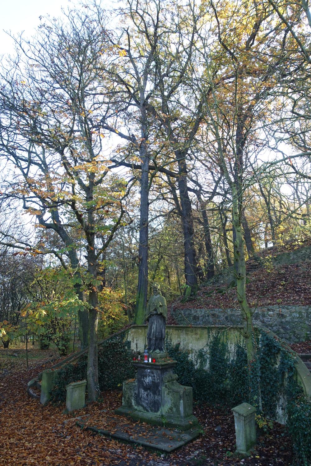 po lesoparku Na Cibulce - socha sv. Jana Nepomuckého