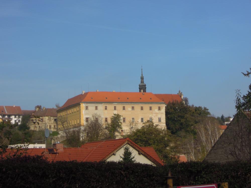 Zámek Tuchoměřice s kostelem sv. Víta