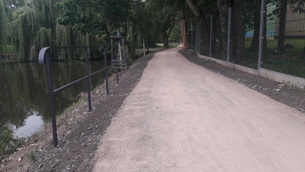 Rekonstr.cesty podél Malé říčky v části parku Za drahou, zábradlí (3. 6. 2020)