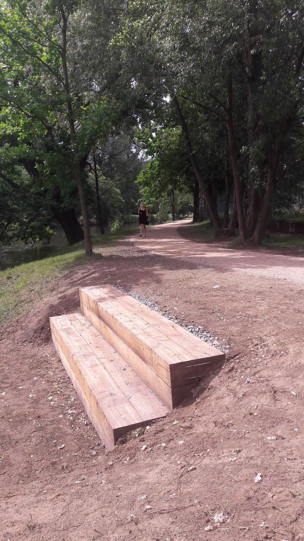 Rek.cesty podél Malé říčky v části parku Za drahou, Sedací schody u Malé říčky (8.6.2020)