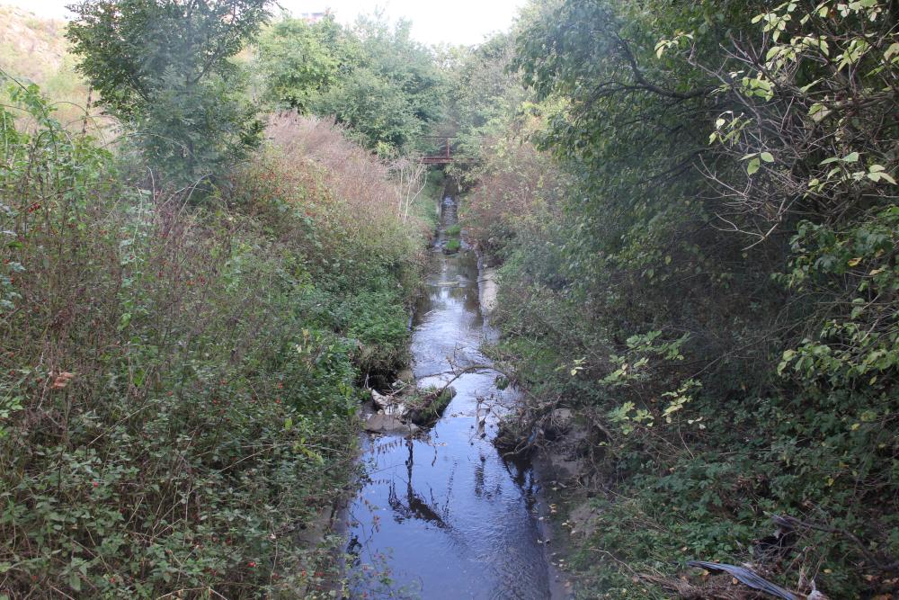 Mratínnský potok má v Čakovich zpevněné koryto