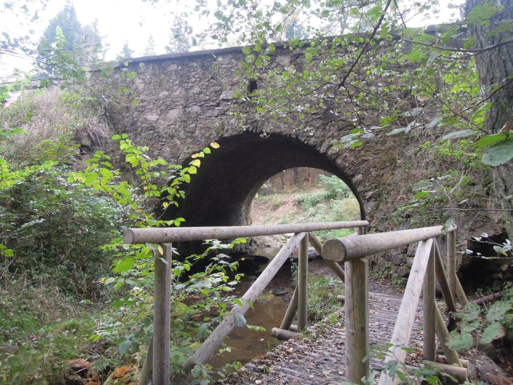 Starý most pod Černokosteleckou slouží dodnes