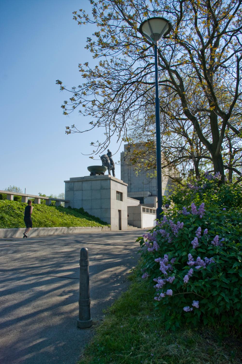 Pohled na památník Vítkov od západu