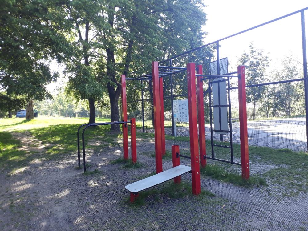 nová fitness sestava u hřiště na basketbal ve střední části parku