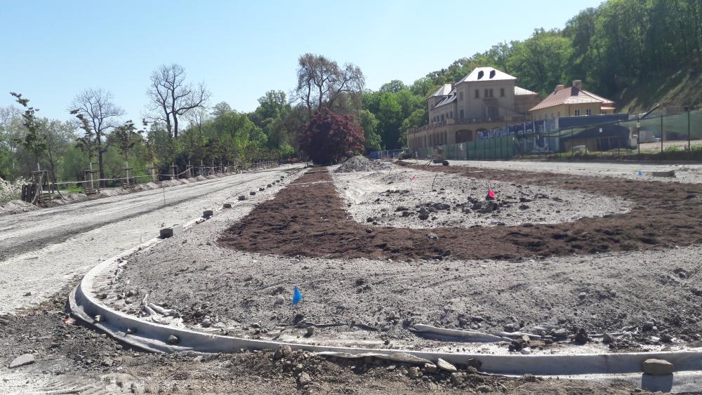 Rekonstr. parteru před Šlecht. restaurací ve Stromovce, průběh prací (27.4.2020)