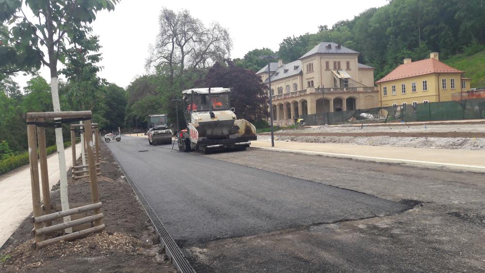 3127958_Rekonstr. parteru před Šlecht. rest. ve Stromovce, průběh realizace - pokládka asfaltu (22.5.2020)