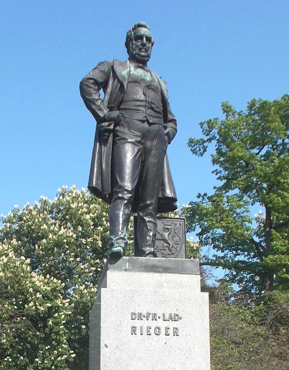 Vstup do Riegrových sadů, socha  Dr. F.L.Riegera