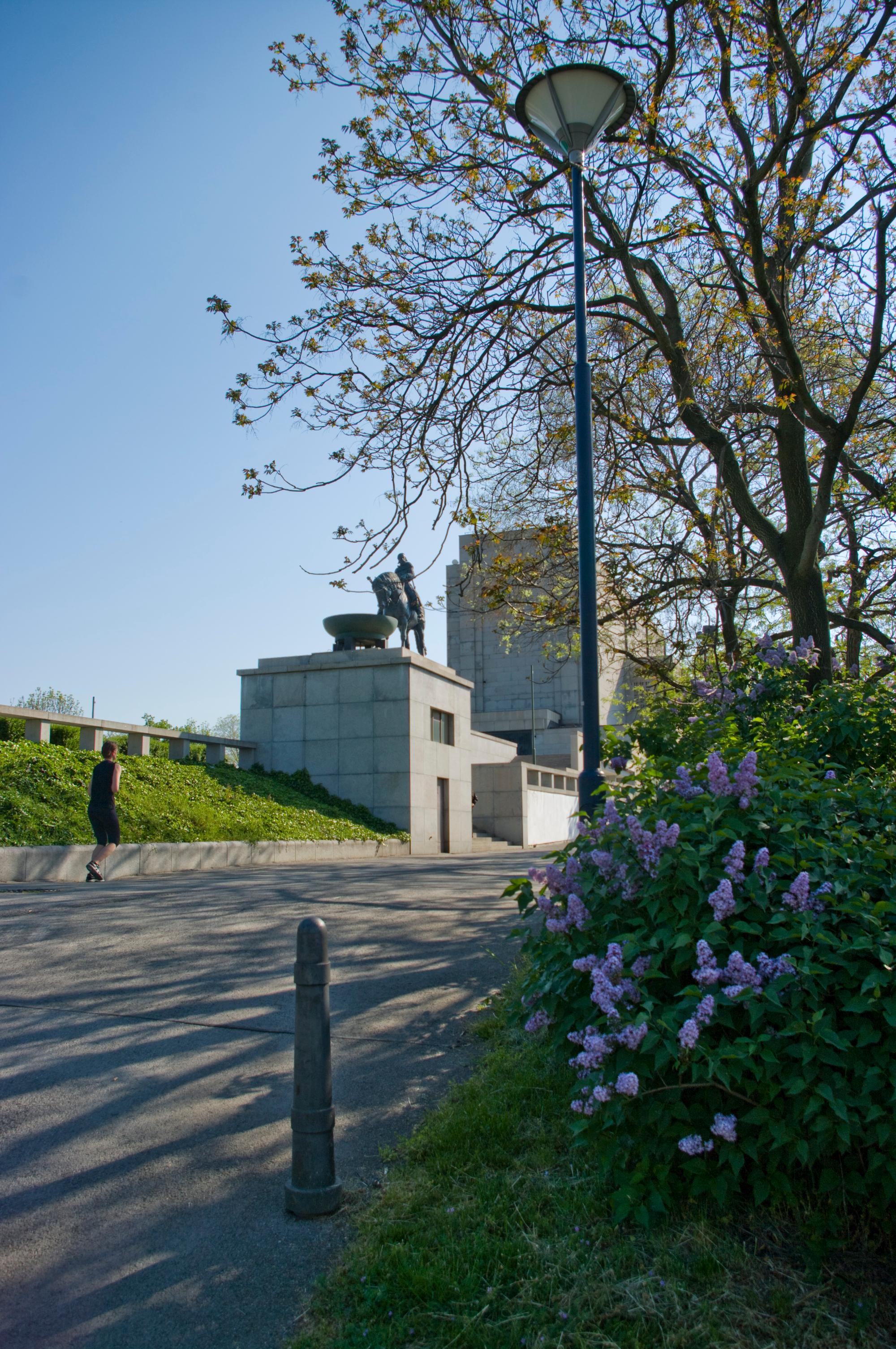 park na vrchu Vitkově, pohled na Památník od západu