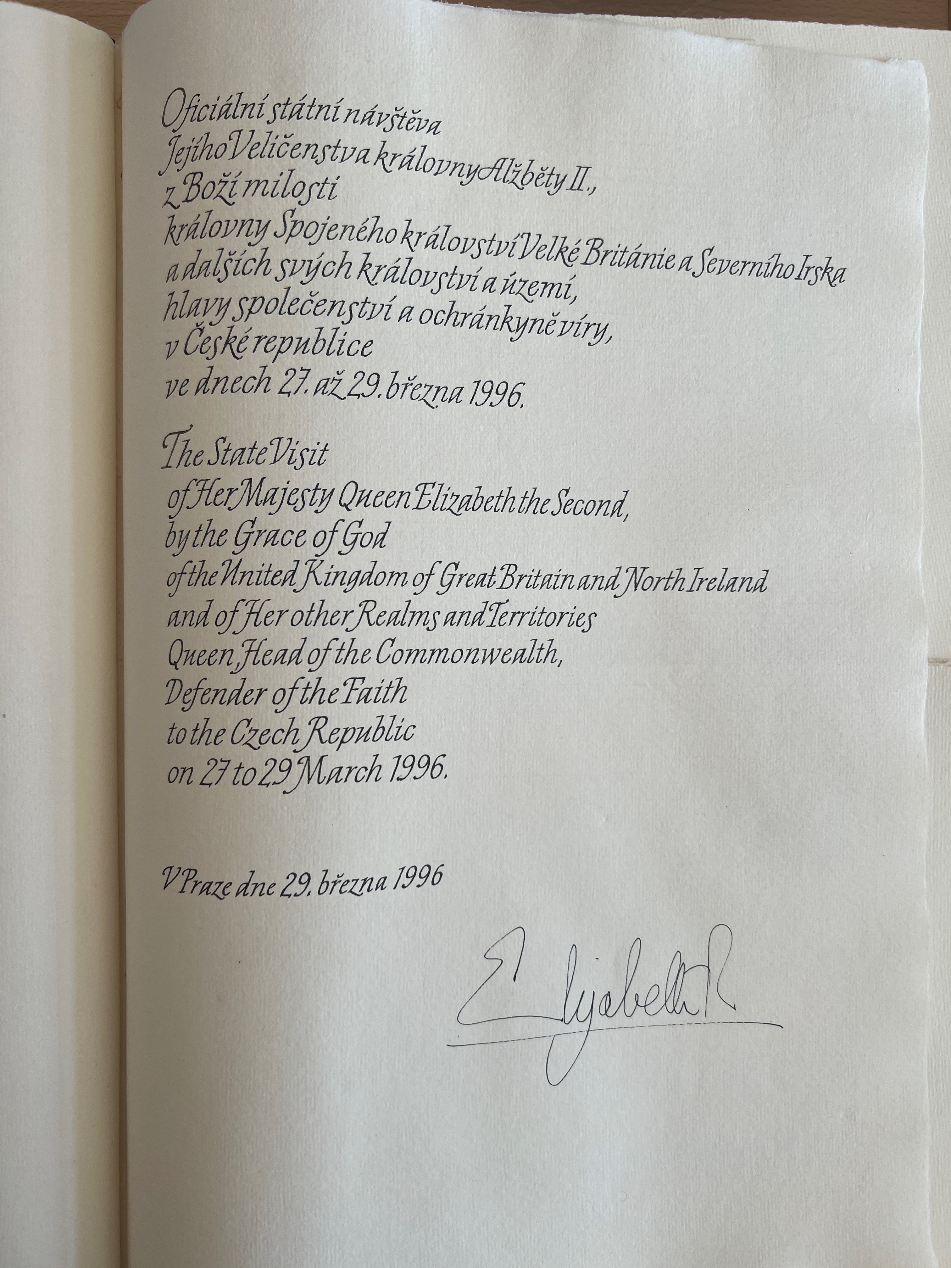 Podpis královny Alžběty II. v pamětní knize hlavního města z roku 1996