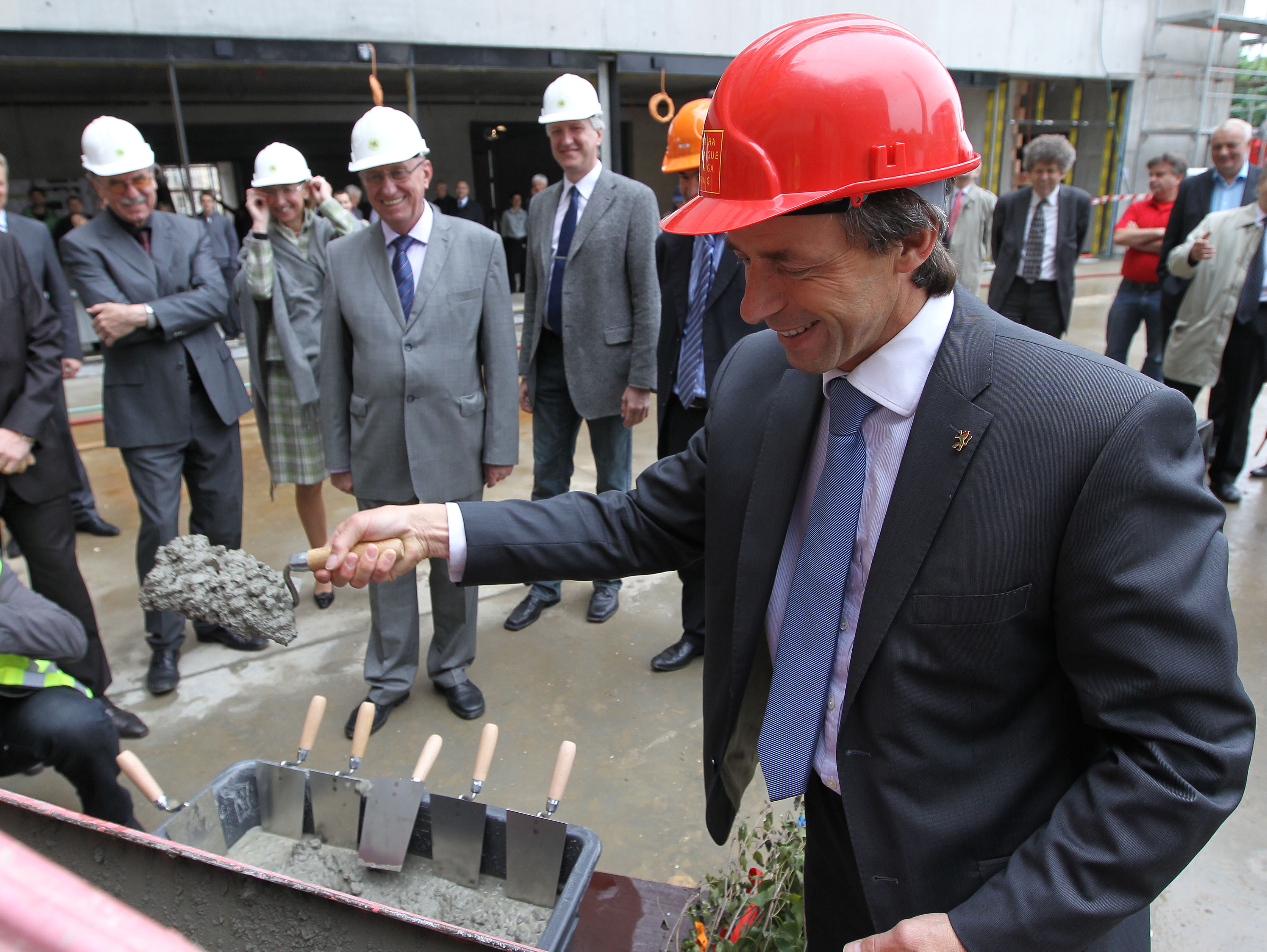 Poslední kubík betonu byl dnes uložen na novou budovu ČVUT v Dejvicích