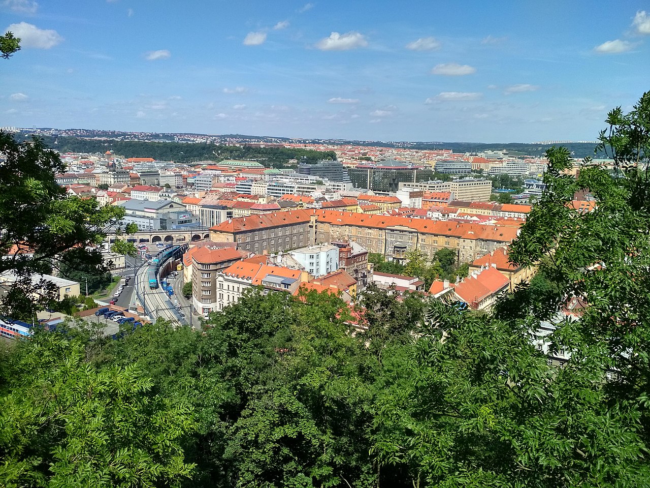 Trojkřídlá budova karlínských kasáren - pohled z vrchu Vítkova