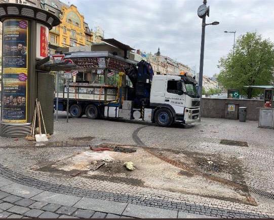 Z Václavského náměstí zmizel poslední stánek s občerstvením