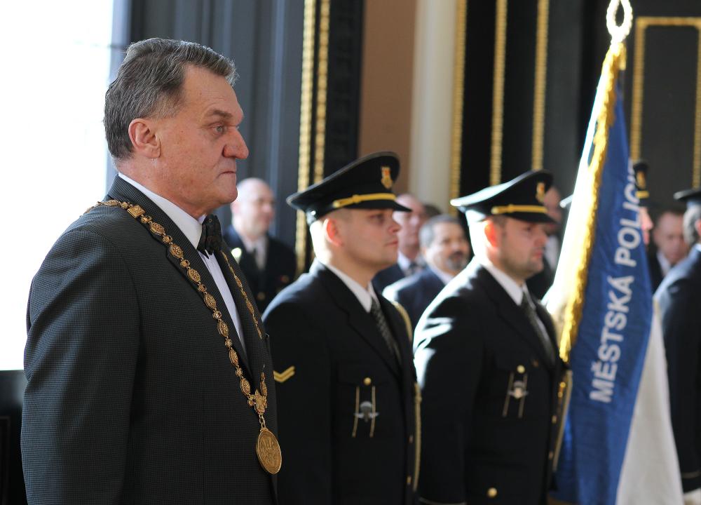 Primátor Bohuslav Svoboda předal medaile strážníkům Městské policie