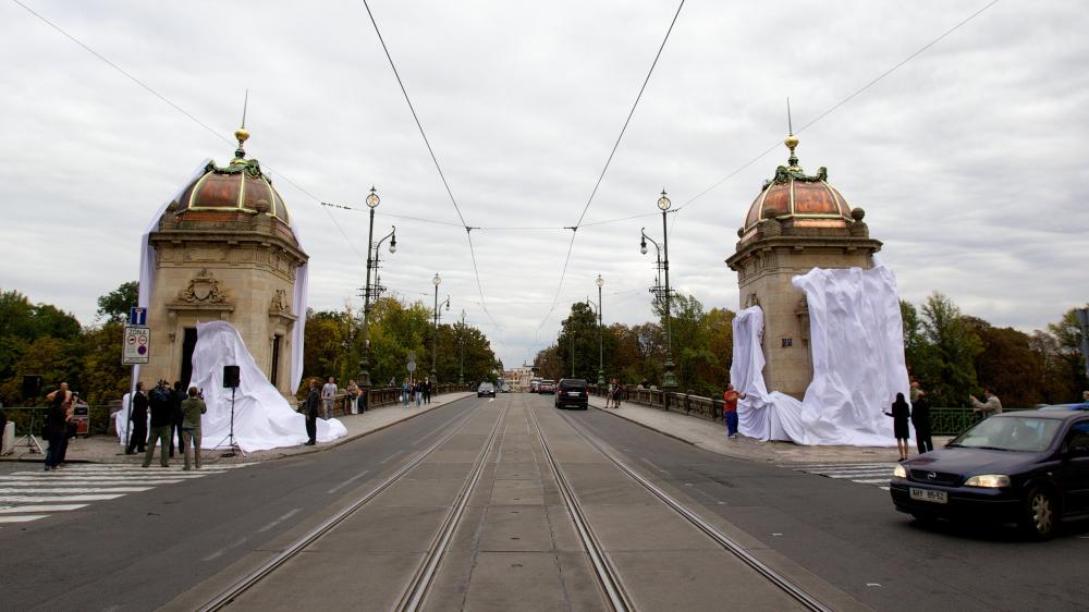 1138773_2011-09-22 - Odhalení dvou zrekonstruovaných mýtných domků na mostě Legií