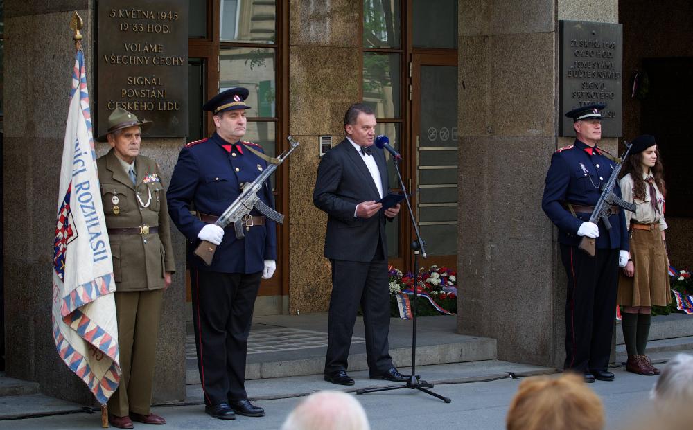 Pietni_akt_pred_budovou_Ceskeho_rozhlasu_10