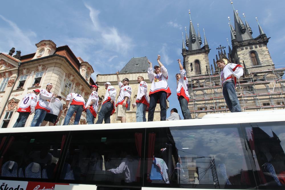 710433_Tisíce fanoušků vítaly na pražském Staroměstském náměstí české hokejové mistry světa