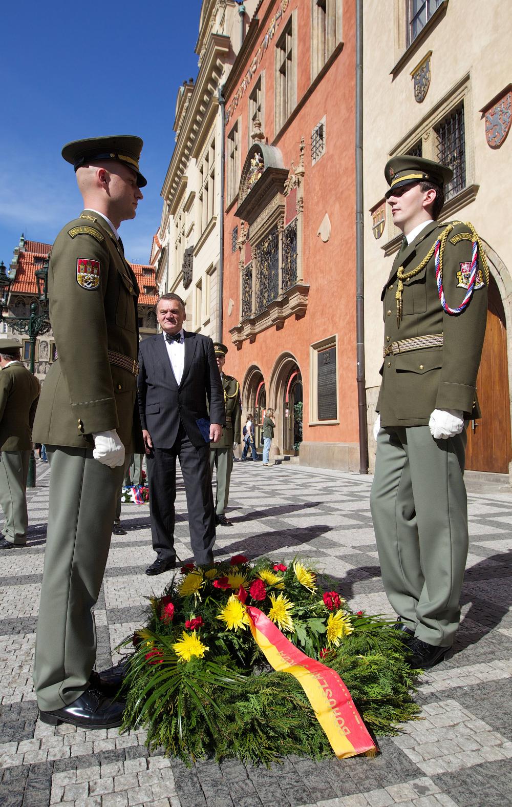 Ucteni_pamatky_pred_Staromestskou_radnici_03