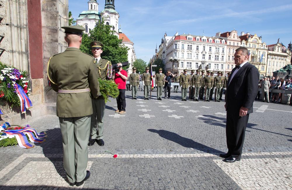 Ucteni_pamatky_pred_Staromestskou_radnici_07