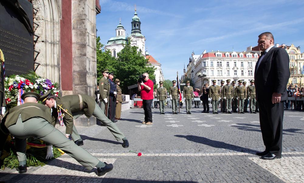 Ucteni_pamatky_pred_Staromestskou_radnici_08