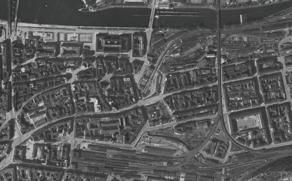 x5_Dve_Prahy_Hradby_1945