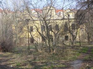 pohled na zámeček od vrátnice-stav 4.2.2004