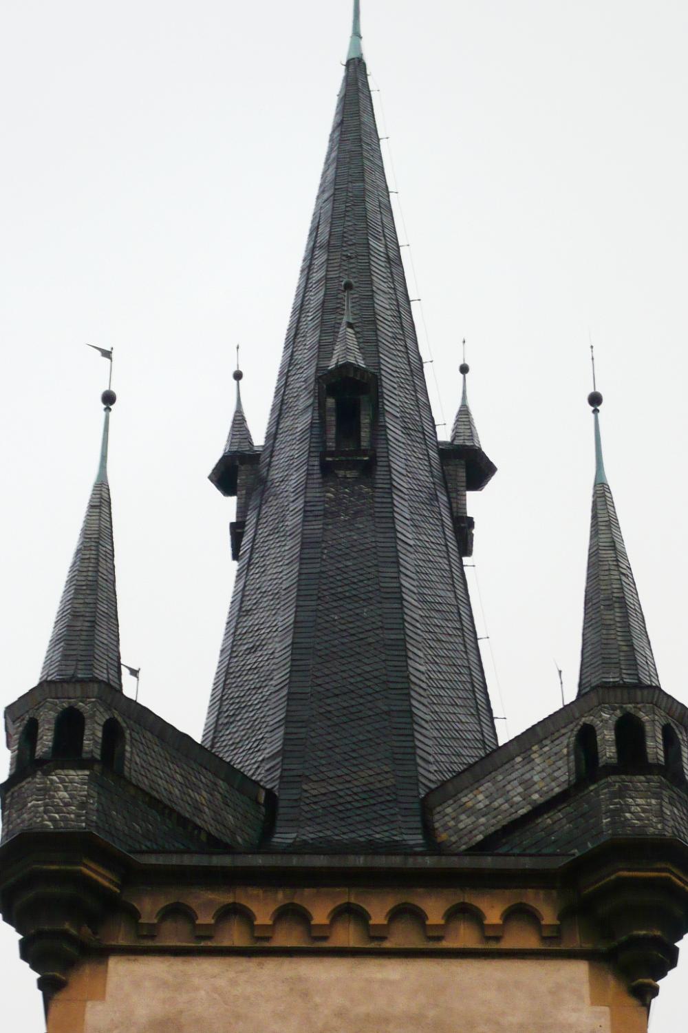 Levá věž kostela sv. Antonína (při pohledu ze Strossmayerova náměstí) –  po opravě