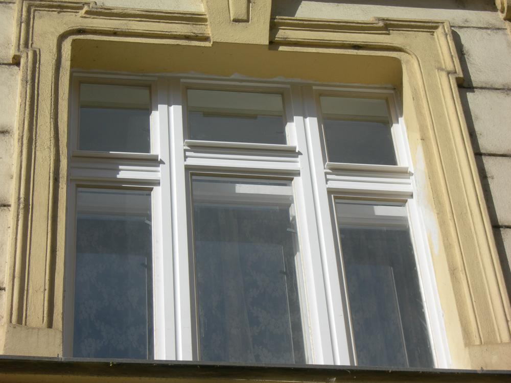 nové trojdílné špaletové okno se stupňovitým poutcem - detail