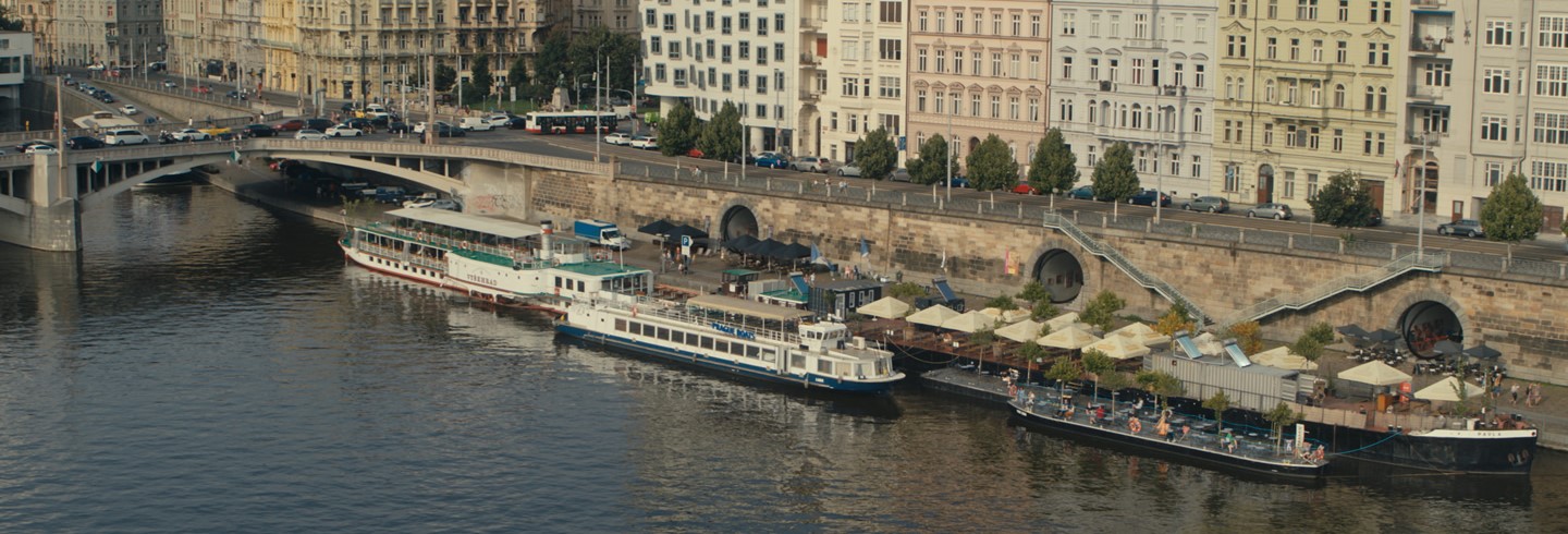 Rašínovo nábřeží s náplavkou