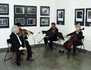 FOTO Na vernisáži vystoupilo Smyčcové kvarteto Kamernog teatra ´55, které bude mít zítra večer v divadle Ponec koncert