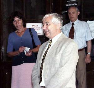 Foto - Docent Václav Ledvinka kdysi z archivu v paláci vynášel po dešti kbelíky vody.