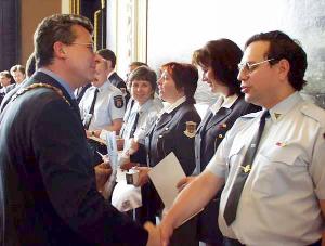 FOTO - Diplomy, stužky a věcné dary - hodinky - obdrželi strážníci za 10 let věrnosti MP, za 5 let služby diplomy a stužky