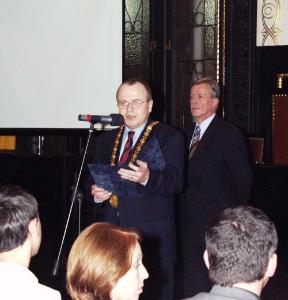 FOTO - Pražský primátor Igor Němec na předávání cen Czech Press Photo 2002: &#34;Docela mě hřeje vědomí, že pražská radnice je od počátku při tom..&#34;