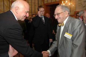 491908_13. 5. 2006 - náměstek primátora Jan Bürgermeister při setkání se zástupci Světové federace válečných veteránů