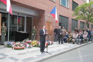 580813_05-05-09 Pietní aktu u budovy Českého rozhlasu