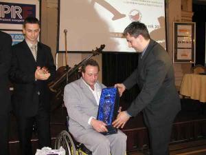 Pražský náměstek JUDr. Petr Hulinský předává první cenu nejlepšímu sportovci roku 2003 Romanovi Musilovi.