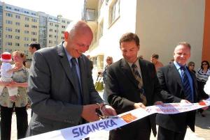 9.5.2006 - náměstek primátora Jan Bürgermeister a radní pavel Klega spolu se zástupce spol. Skanska - slavnostně otevírá  nový bytový komplex na Praze 15-Horních Měcholup