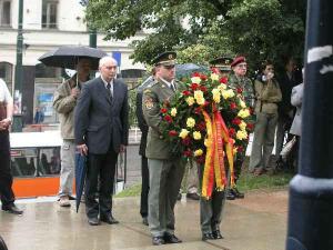 Náměstek  Jan Bürgermeister při pietnímaktu u pomníku obětí komunismu /27.6.04/