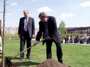 Ministr životního prostředí ČR L. Ambrozek a pražský radní M. Gregar zasadili ke Dni Země lípu.