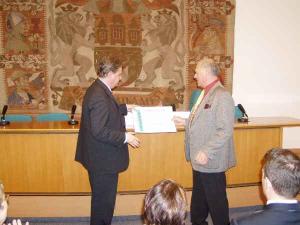 Radní Miloš Gregar předal symbolický šek ve výši 335 000,-Kč přednostovi chirurgické kliniky FN Bulovka prof. MUDr. Františku Antošovi, Dr. Sc.