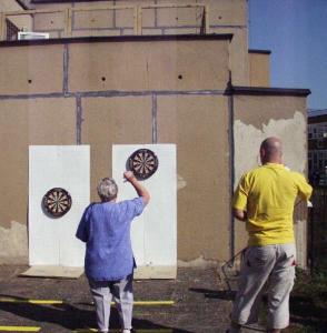 8.9.2005 - Jednou z deseti disciplin na sportovních hrách seniorů v Malešickém domově důchodců byly šipky