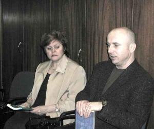 Mgr. H. Halová, radní hl. m. Prahy (vlevo) s ředitelem Infocentra PaedDr. M. Luczkou při prezentaci nového adresáře.