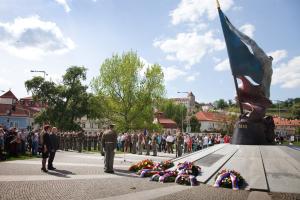 ucastnici_na_klarove_uctili_pamatku_obeti_domaciho_odboje_02