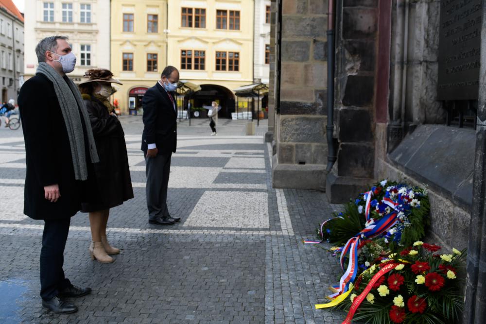 Pietni_akt_na_Staromestske_radnici_09