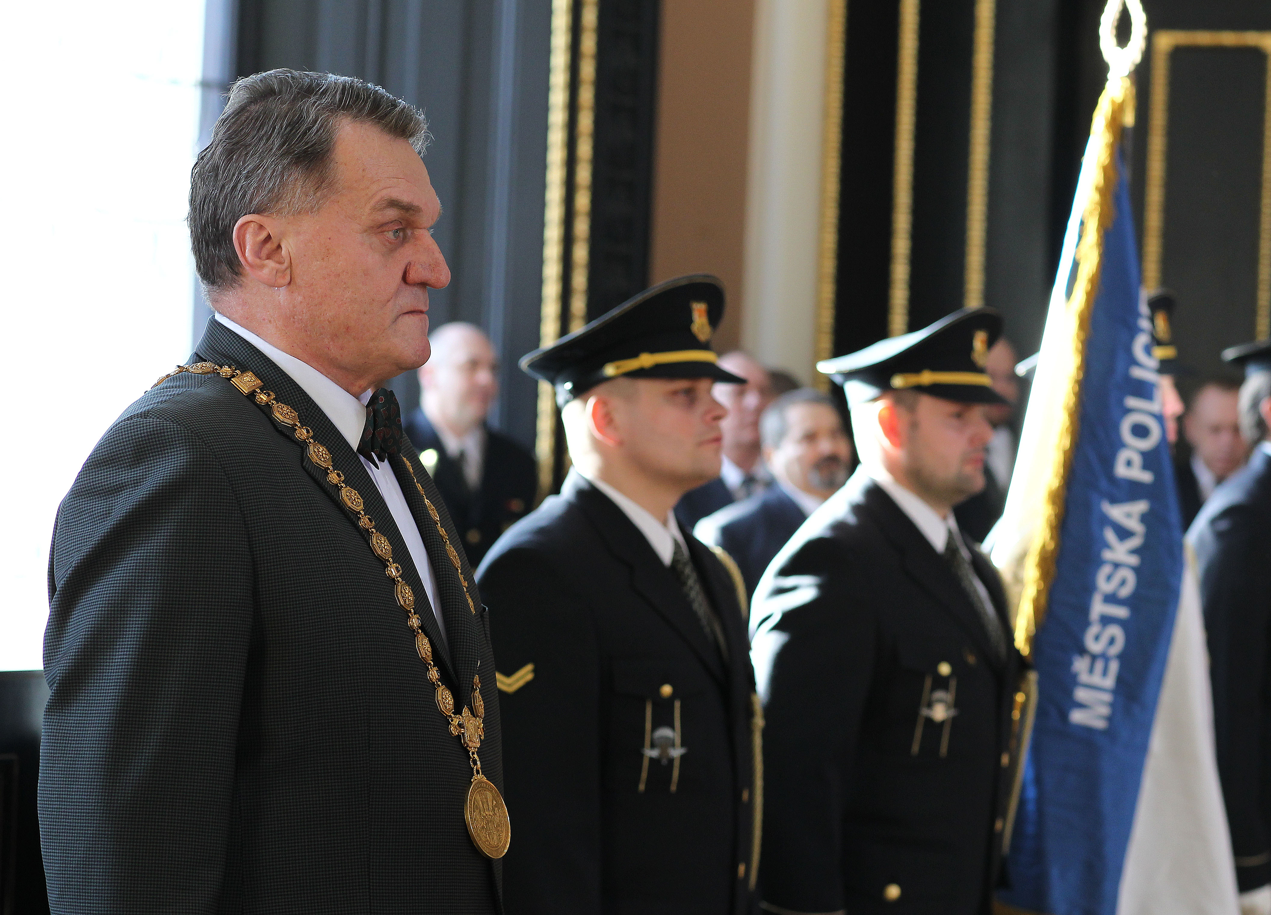 755599_Primátor Bohuslav Svoboda předal medaile strážníkům Městské policie