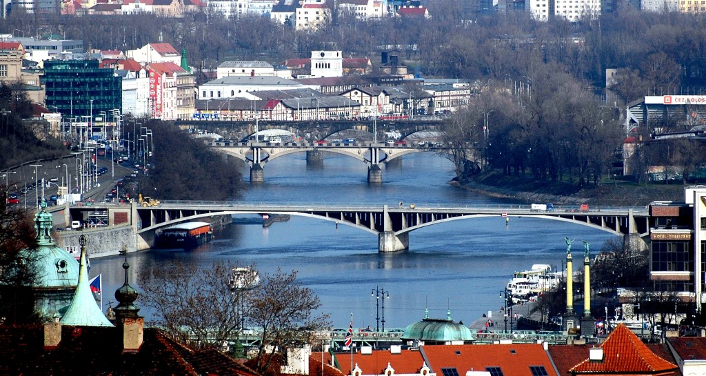 Pohled na Štefánikův most, Hlávkův most a Negrelliho viadukt.