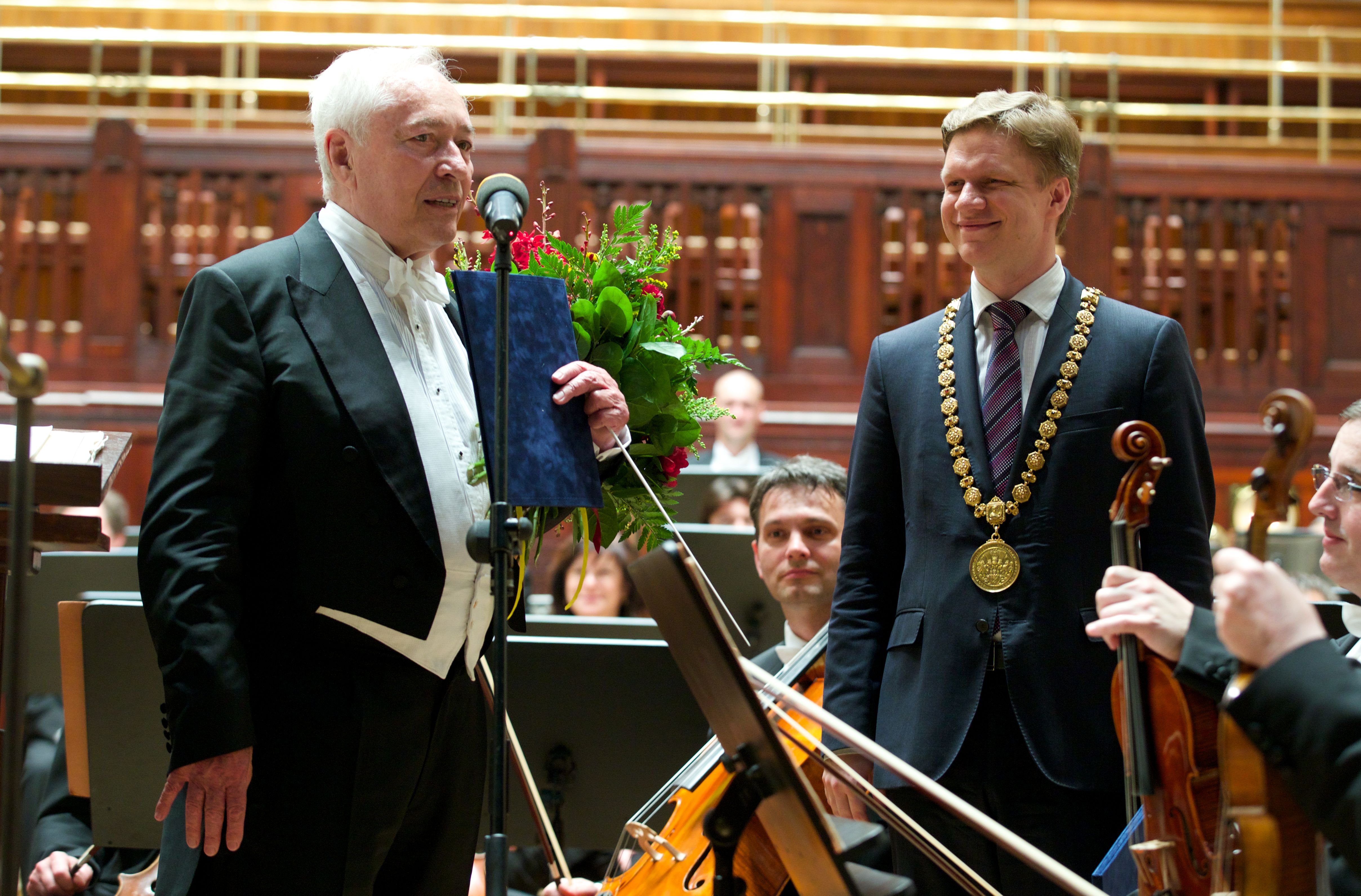 Předání čestného občanství hl. m. Prahy dirigentovi Liboru Peškovi