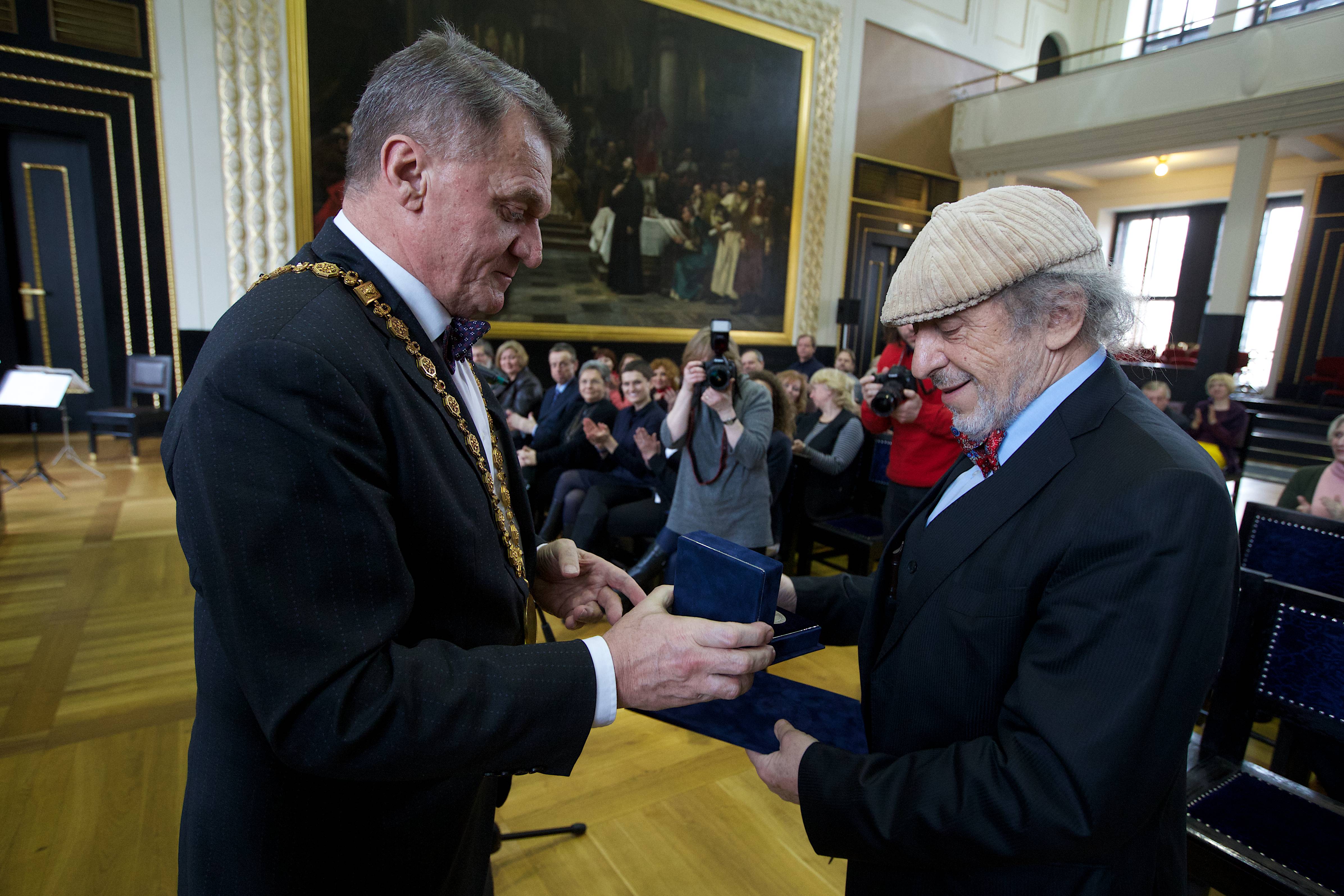 Primátor Svoboda dnes předal Jiřímu Stivínovi stříbrnou medaili