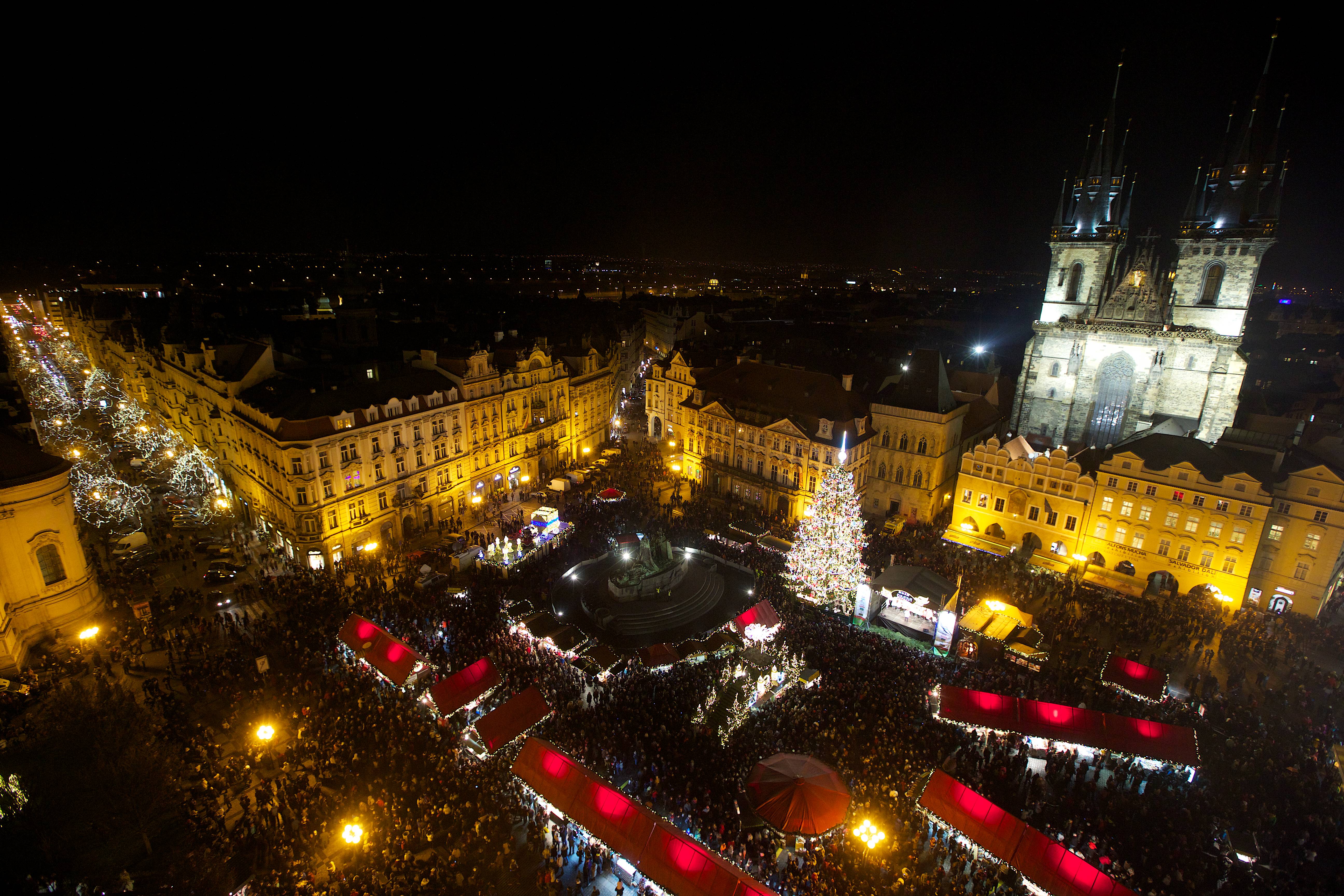Primátor Svoboda slavnostně rozsvítil vánoční strom na Staroměstském náměstí