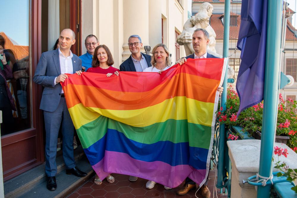 Slavnostním vyvěšením duhové vlajky na budově Nové radnice byl zahájen festival Prague Pride 2022