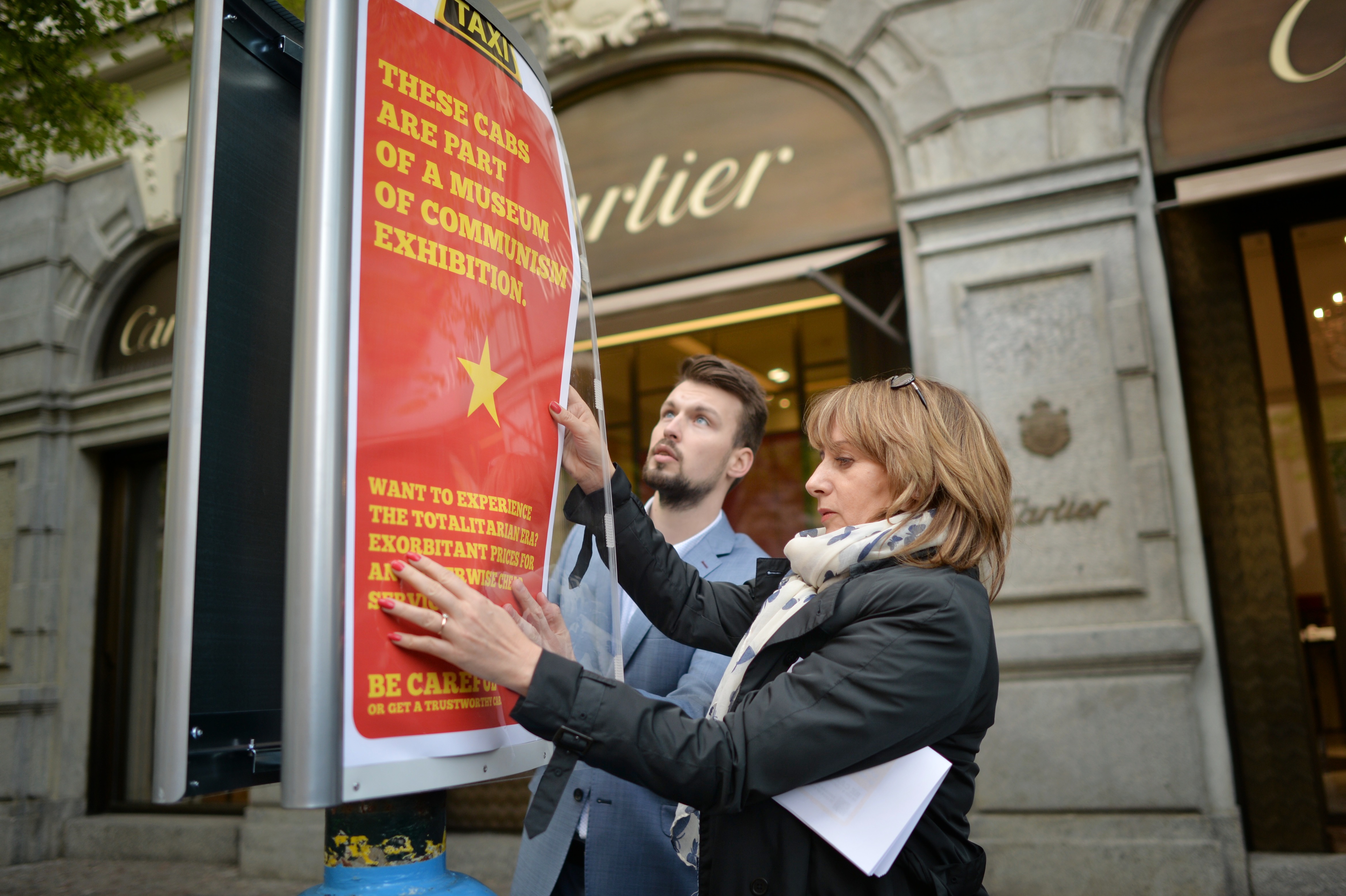 Symbolickým umístěním prvního informačního plakátu v Pařížské ulici zahájila primátorka Adriana Krnáčová kampaň proti nepoctivým taxikářům